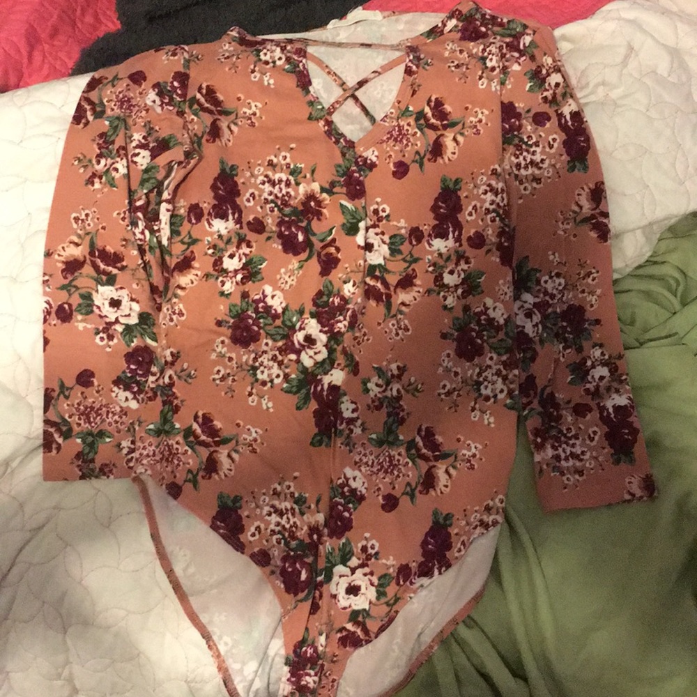 Body suit, crosses in the front